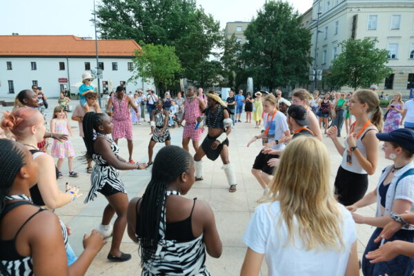 13 07 2024 Lublin pl Litewski XXXVIII MSF Spotkania Folklorystyczne Nauka afrykanskich tancow ludowych Mieszkancow uczy zespol UMOJA CALABASH ENTERTAIMENT Kenia 
Fot Maciej Kaczanowski / Urzad Miasta Lublin